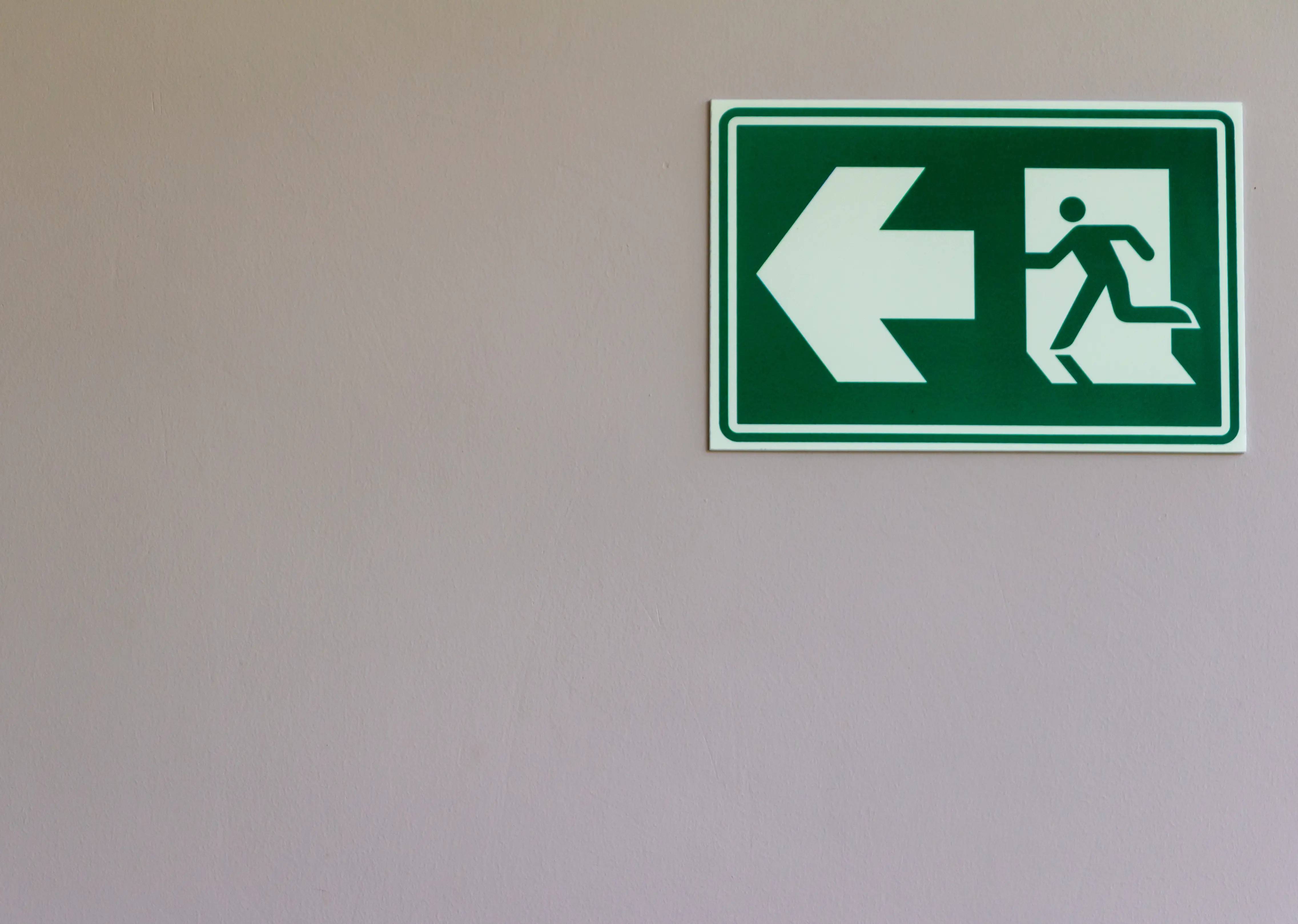 Guía paso a paso: Cómo se establece una ruta de evacuación efectiva y segura en tu empresa